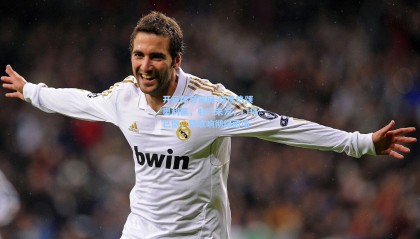 开云体育官网-球迷热颂奥利塞，射门未发，门将已倒，赞歌响彻绿茵场