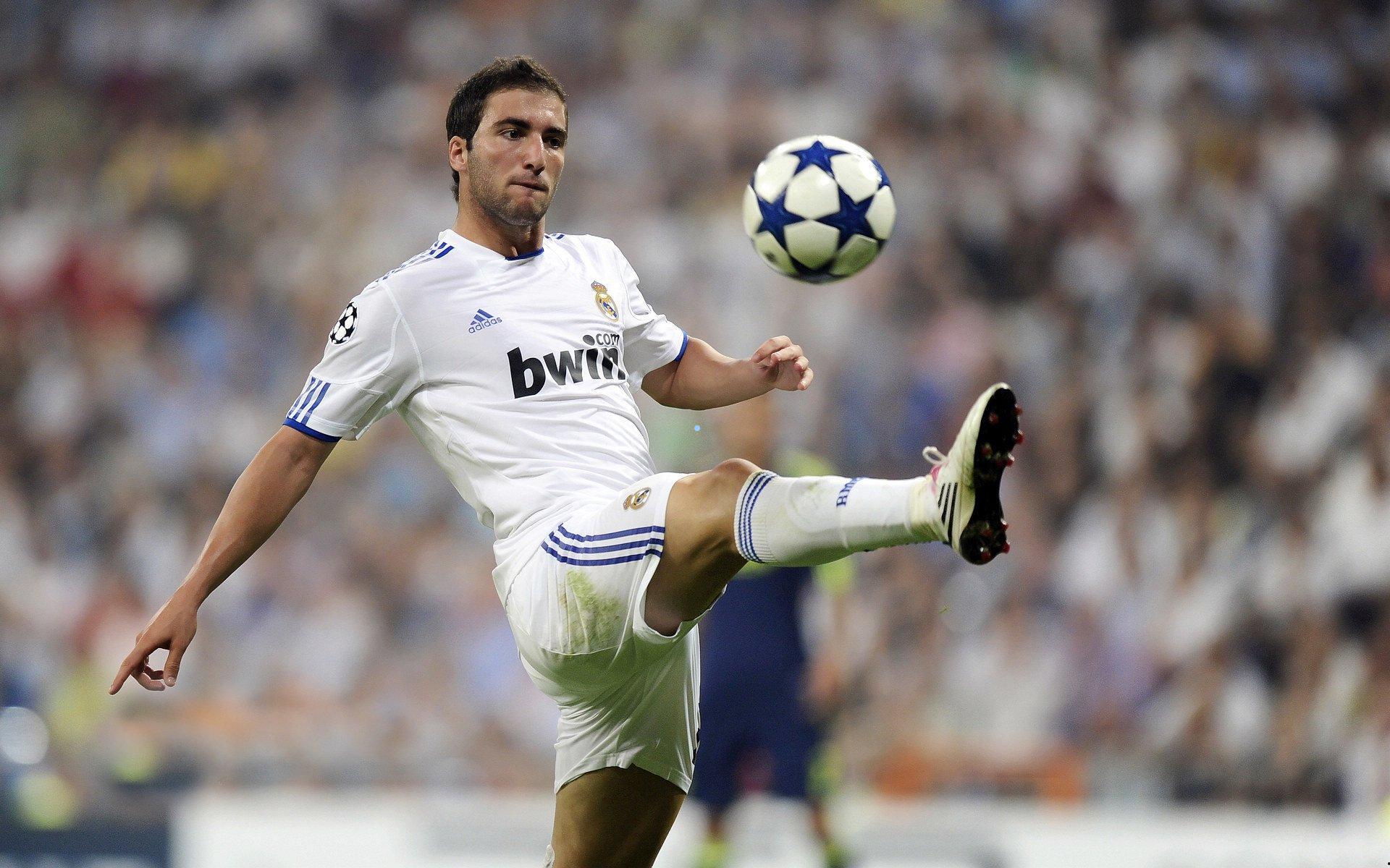 贝恩鬼魅卷切诠释无球艺术，比塔泽击地妙传导演滞空拉杆绝伦一击