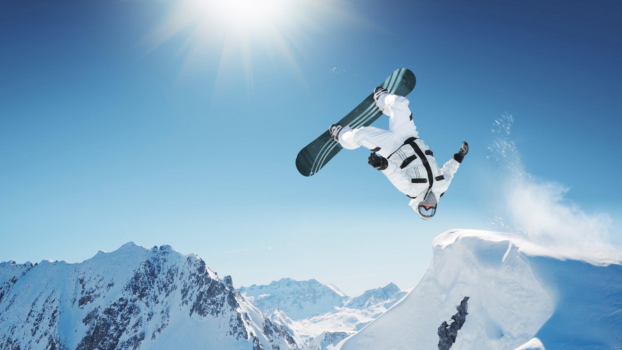 光影定格,一记发球如何照亮深夜的赛场